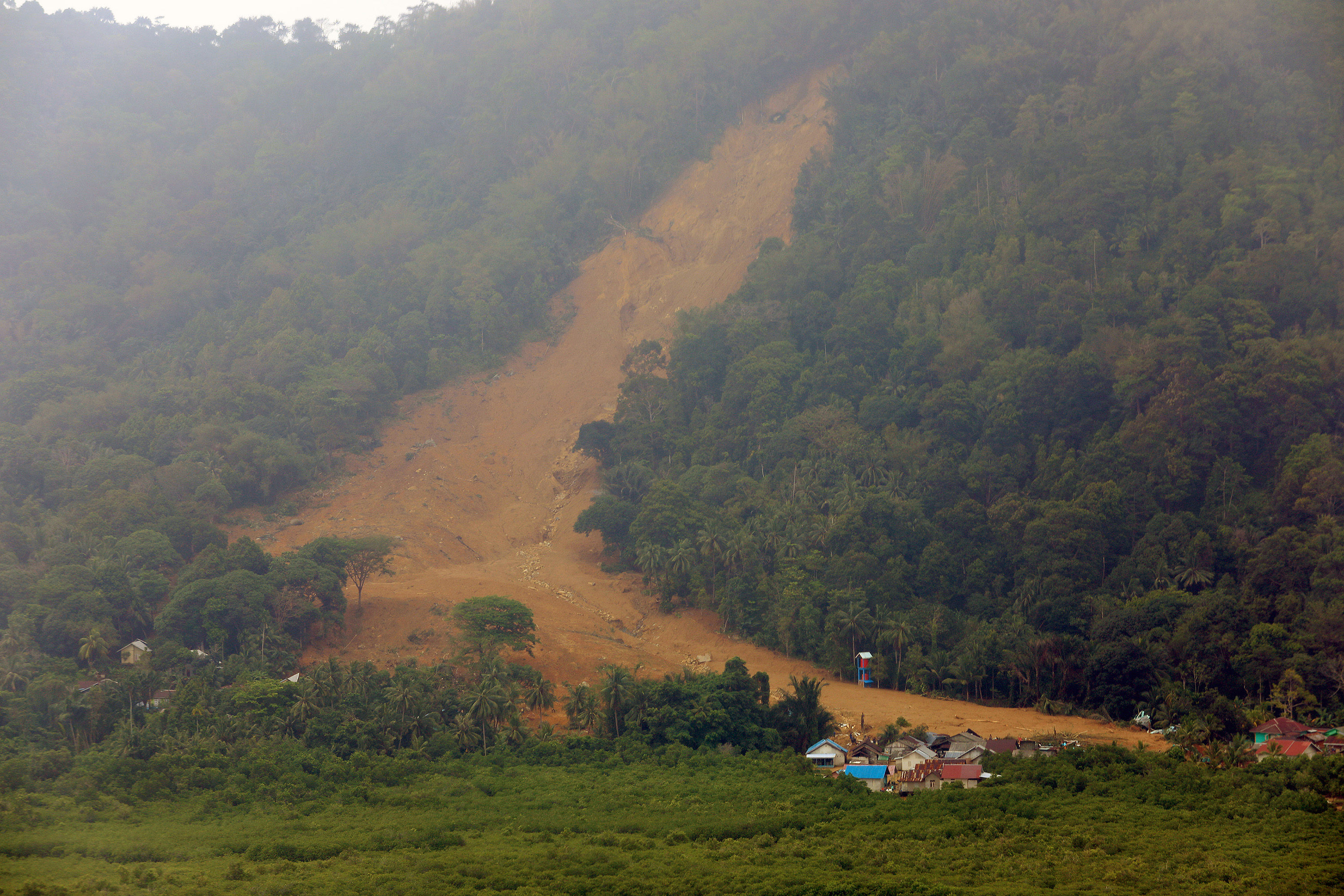 Foto udara lokasi tanah longsor di Kampung Genteng, Desa Pangkalan, Kecamatan Serasan, Kabupaten Natuna, Kepulauan Riau, Rabu (8/3).
